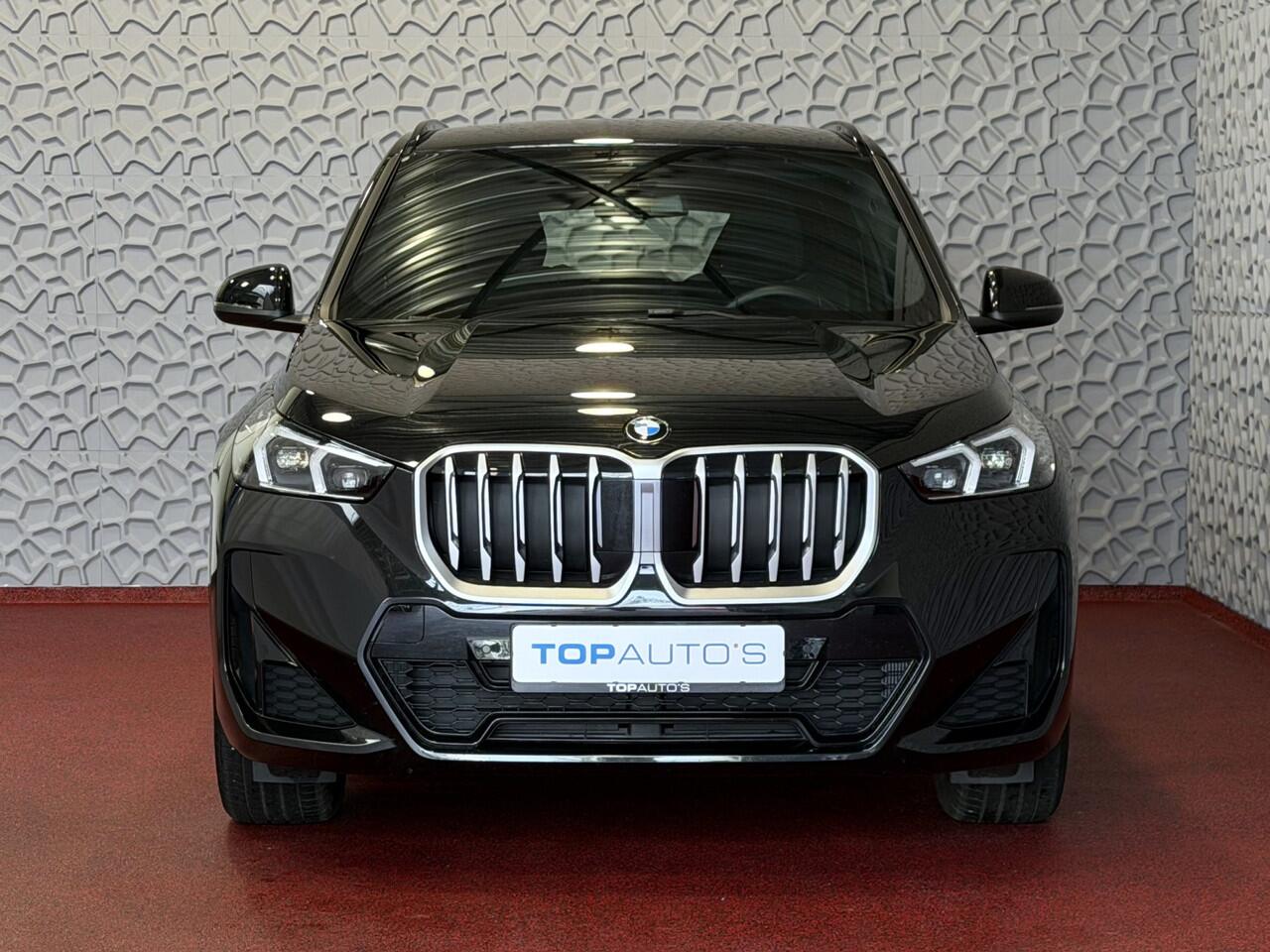 BMW X1 SDRIVE M-SPORT SHADOW LINE NAVI LED ELEK.KLEP ADAP.CRUISE LEER/ALCANTARA CAMERA M-SPORT INTERIEUR / EXTERIEUR ? Top Auto's. Al 30 Jaar uw Bmw Specialist in , BMW M / M Sport / PHEV / HEV / Hybrid / Mhev / 25e / 30e / xDrive25e // xDrive30e / sDrive18i / 