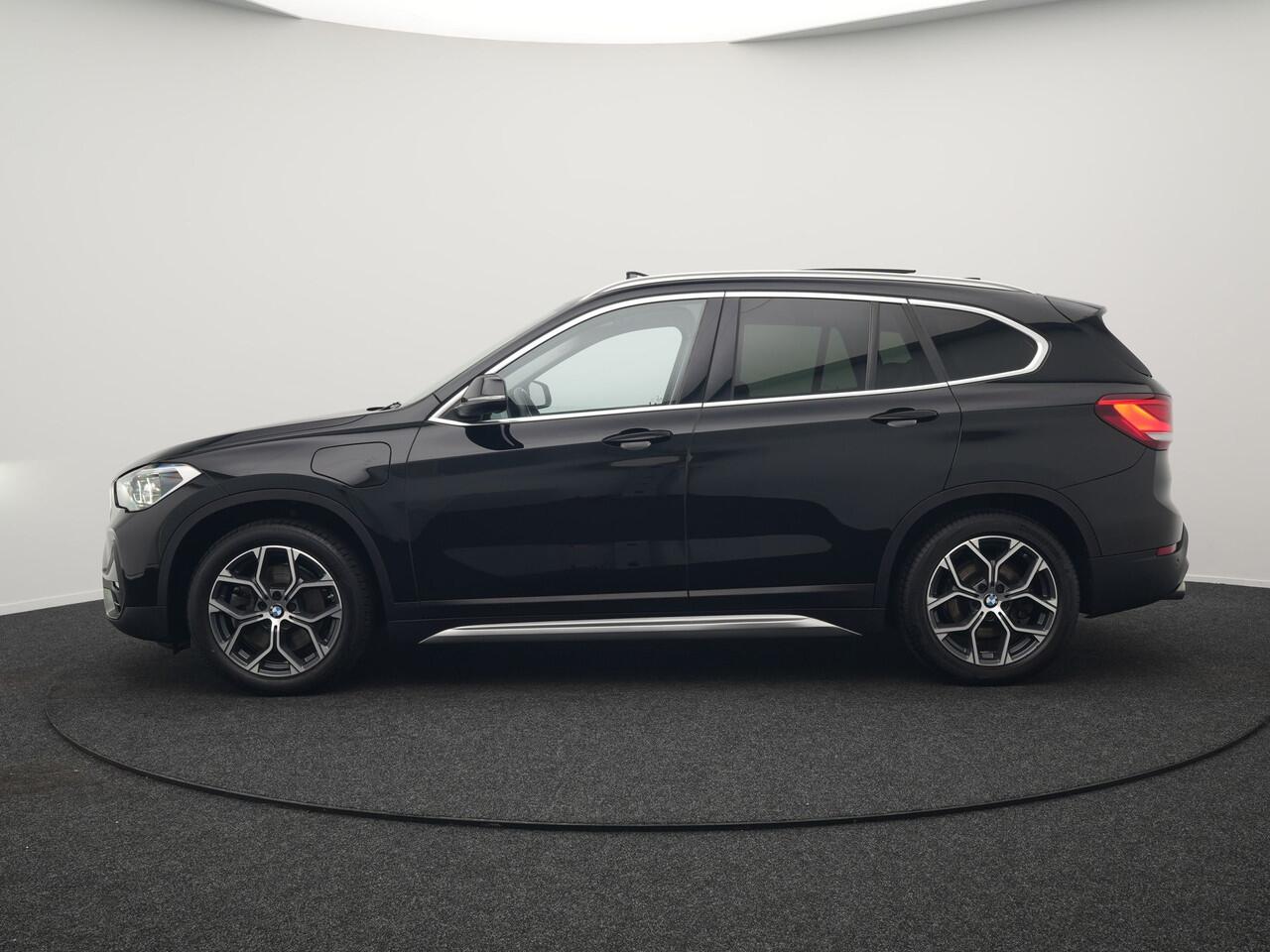 BMW X1 xDrive25e Sportline Plug In Hybrid 221pk Dealer O.H. PHEV | Trekhaak Afn. | Panodak | Head Up | Lederen Sportstoelen Verwarmd | LED Koplampen | Sfeerverlichting | Navigatie | Cruise Control | DAB |
