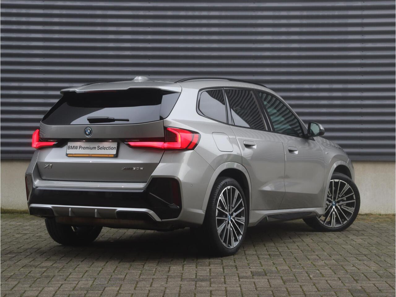 BMW X1 xDrive30e | M Sportpakket | Panodak | Head-Up | Driving Assistant Plus | Comfort acces| Parking Assistant Plus | 20'' LMV