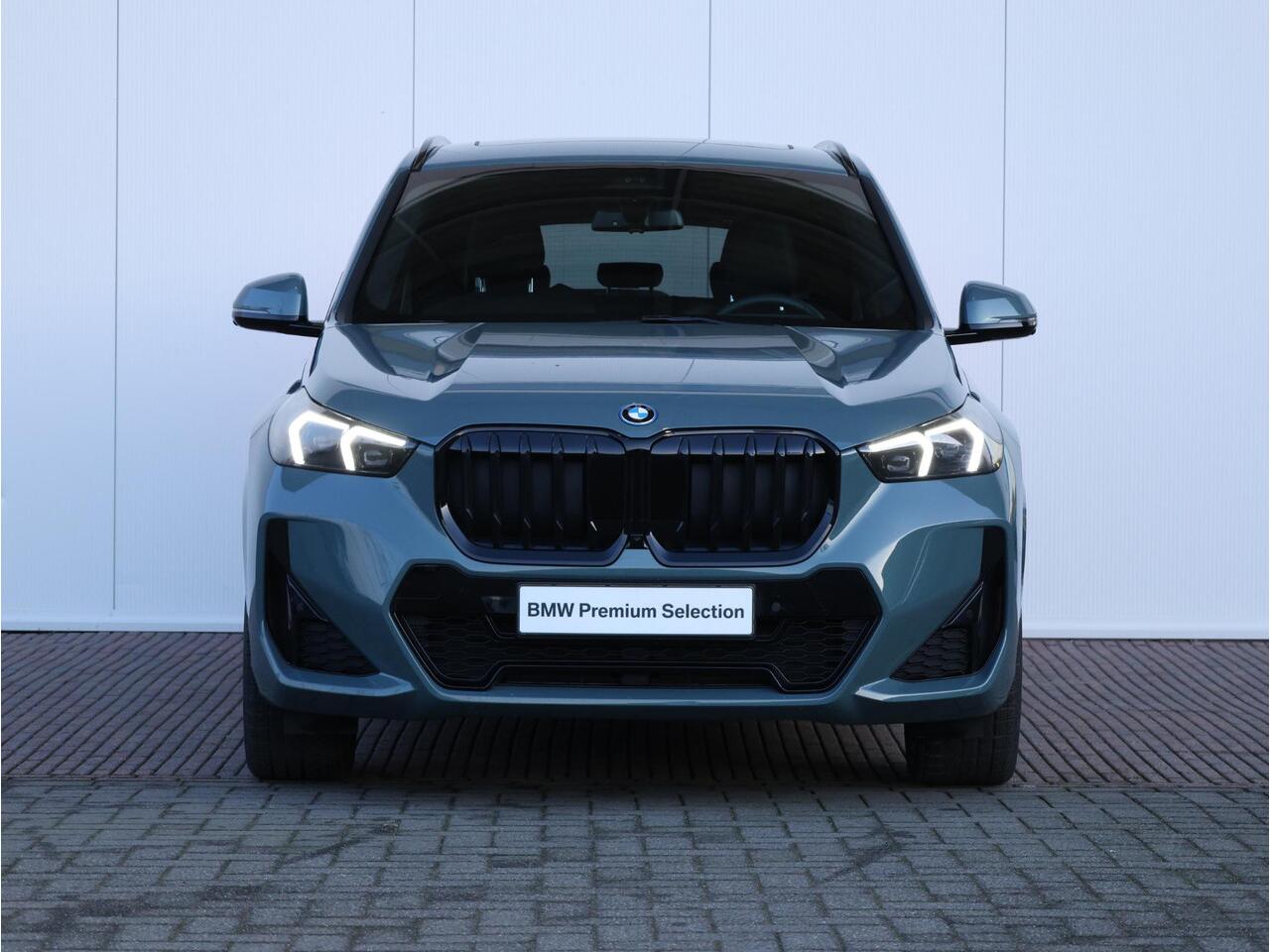 BMW X1 xDrive25e M Sportpakket Pro/ Verwarmd Stuurwiel/ Comfort Access/ Elektrische Trekhaak/ Panoramadak/ Actiefstoelen voor/ Head-Up/ Harman-Kardon/ Driving Assistant Plus