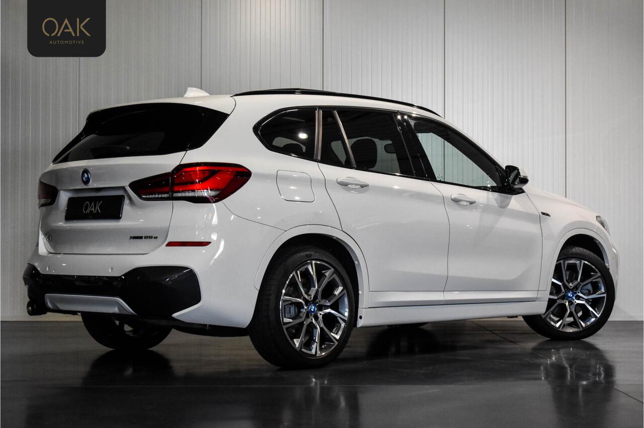 BMW X1 xDrive25e | M-Sport | Navigatie | Panorama | Leder | Camera | Trekhaak | 19"LM | Alpinweiss