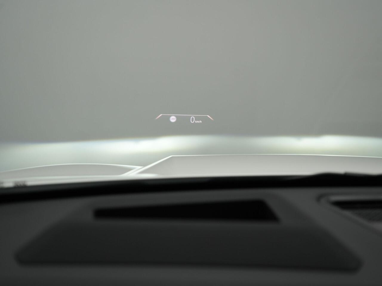 BMW X1 xDrive30e M-sport Plug in Hybrid 327pk PHEV | Adaptive Cruise | Head-up Display | 360 Camera | Carplay | Stoelen Verwarmd | Sfeerverlichting |