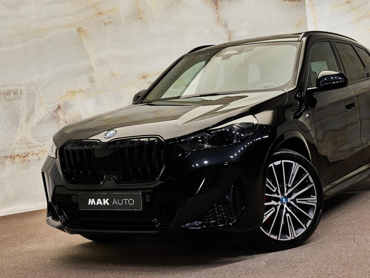 BMW X1 xDrive30e M Sport Pro, M stoelen, pano, tr.haak, H/K, 20", HUD, ACC, keyless, privacy