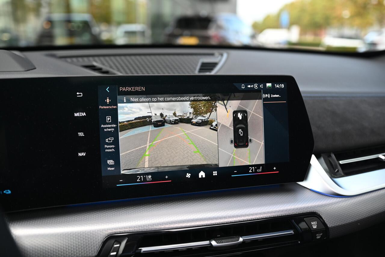 BMW X1 xDrive25e High Executive M Sport Automaat / Panoramadak / Trekhaak / Sportstoelen / M Adaptief onderstel / Head-Up / Adaptieve LED / Parking Assistant Plus /