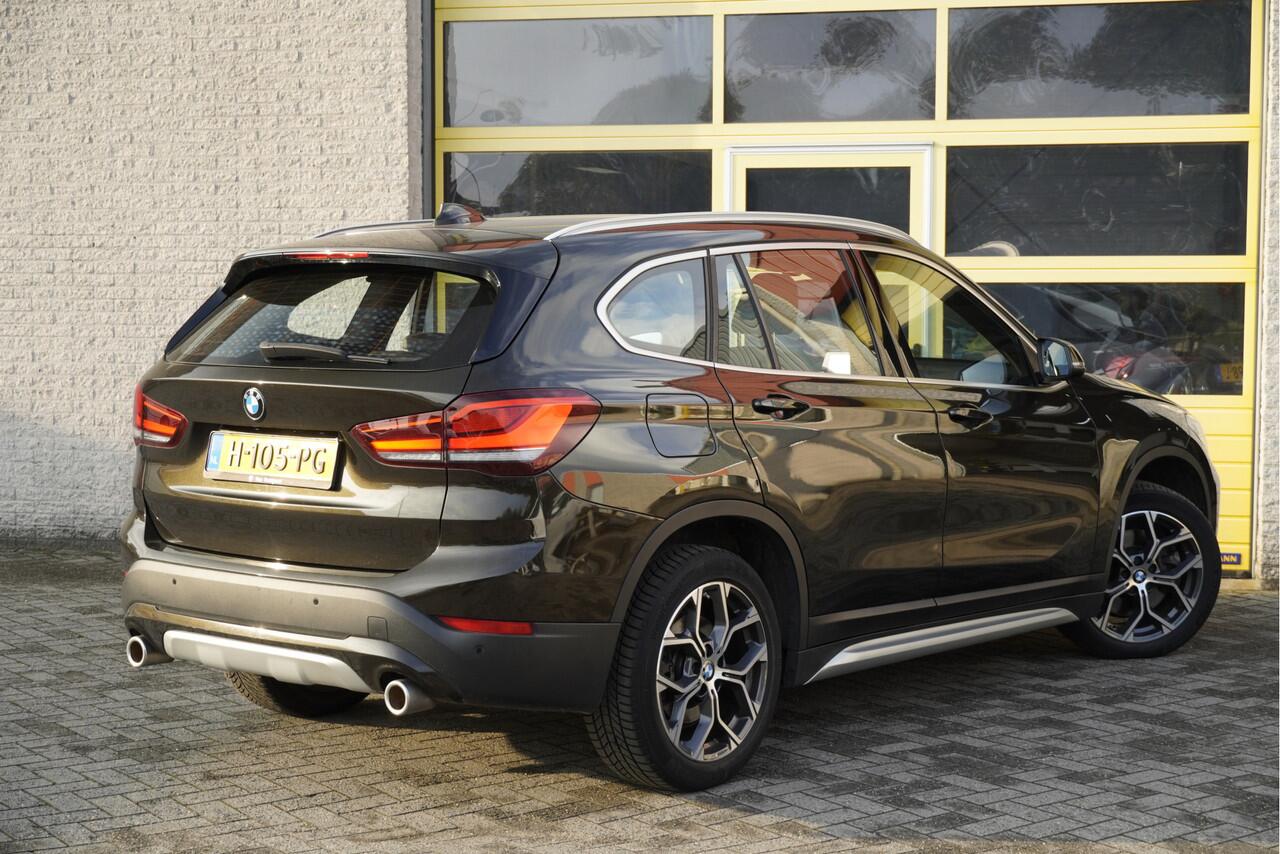 BMW X1 sDrive20i 192PK! Automaat VDL Nedcar Edition Executive BJ2020 Lmv 18" | Led | Pdc | Navi | Sideskirts | Head-Up display | Elek. achterklep | Climate control | Cruise control | Lederen bekleding | Verwarmde voorstoelen | Zwarte hemel | Getint glas