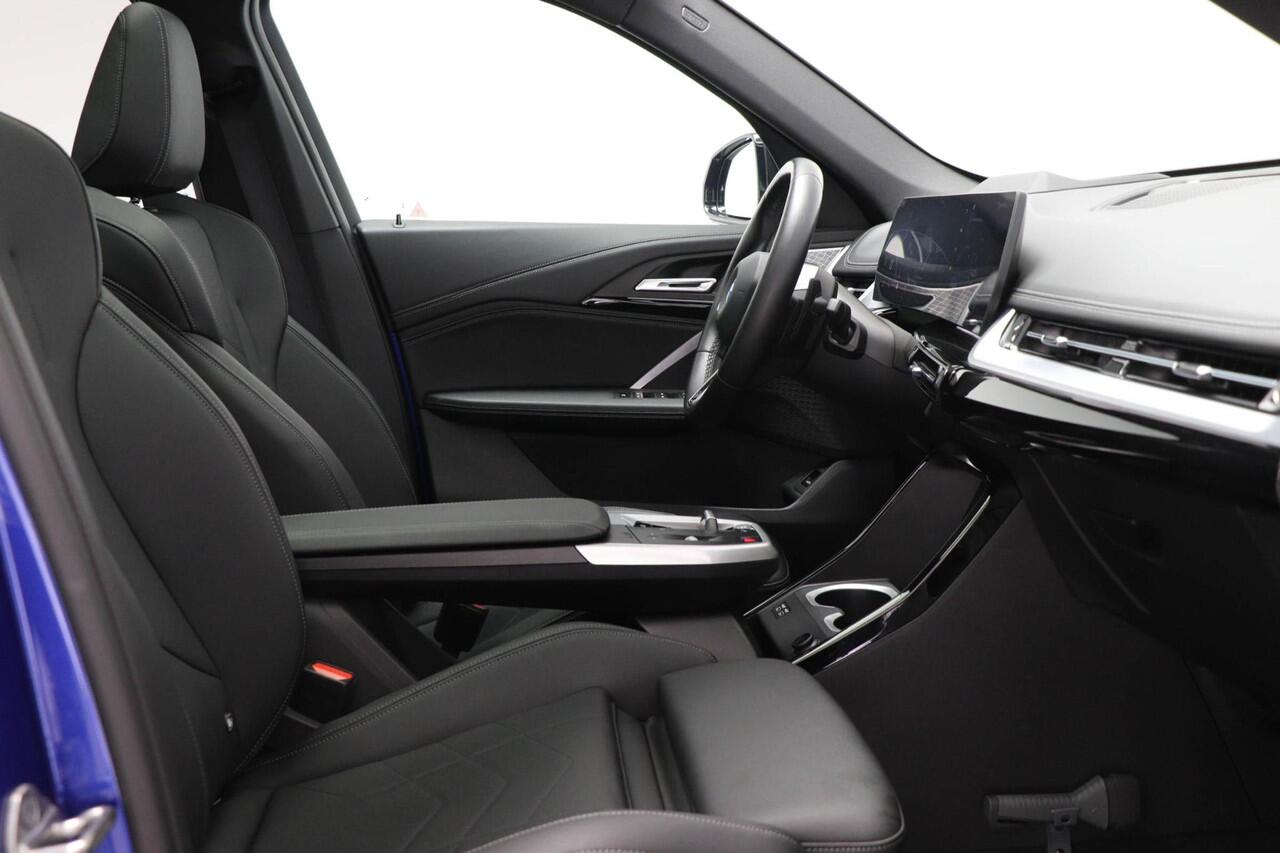 BMW X1 sDrive18i M-Sport | PANORAMADAK | HEAD UP | 360 CAMERA | TREKHAAK | PREMIUM / INNOVATION / TRAVEL | 20"