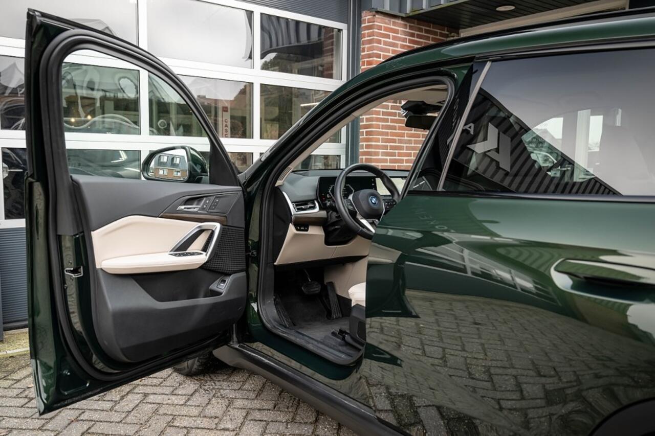 BMW X1 25e xDrive | Head-Up | 360° | Trekhaak | Keyless | Memory | Leder | Sanremo Grün |