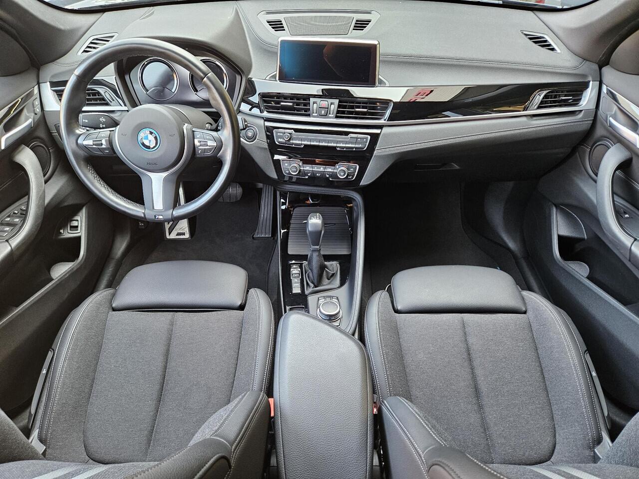 BMW X1 xDrive25e M Sport /Apple Carplay/Sportstoelen/Parkeersens. V+A+Cam/Stoelverw./Elektr. Klep/DAB+/Sperdiff/Trekhaak/(MET GARANTIE*)