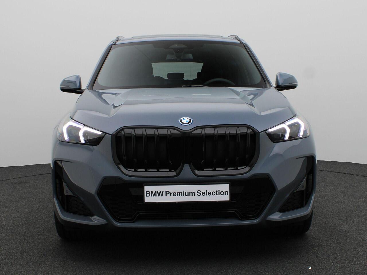 BMW X1 xDrive25e M Sportpakket Pro | Premium Pack | Travel Pack | Stuurwielrand Verwarmd | Trekhaak | Panoramadak | Driving Assistant | Parking Assistant | Harman Kardon | 19''