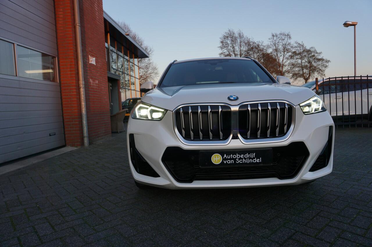 BMW X1 23I 204PK M-SPORT SUPER NETTE STAAT VOLLEDIG DEALER ONDERHOUDEN ELECTR.TREKHAAK 360CAMERA ZWARTE HEMEL VOL LEDER STOELVERWARMING CRUISE CLIMA KEYLESS ELECTR.KLEP LMV FULL LED ENZ...