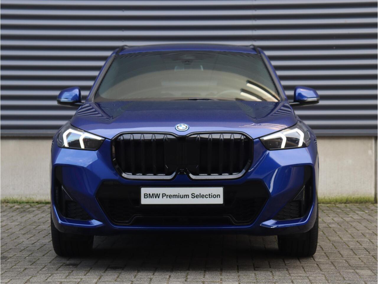 BMW X1 xDrive25e | M Sportpakket Pro | Individual Lak | Panodak | Head-Up | Trekhaak | Driving Assistant Plus | Elektr. Stoelen | Harman Kardon | Parking Assistant Plus | 19'' LMV