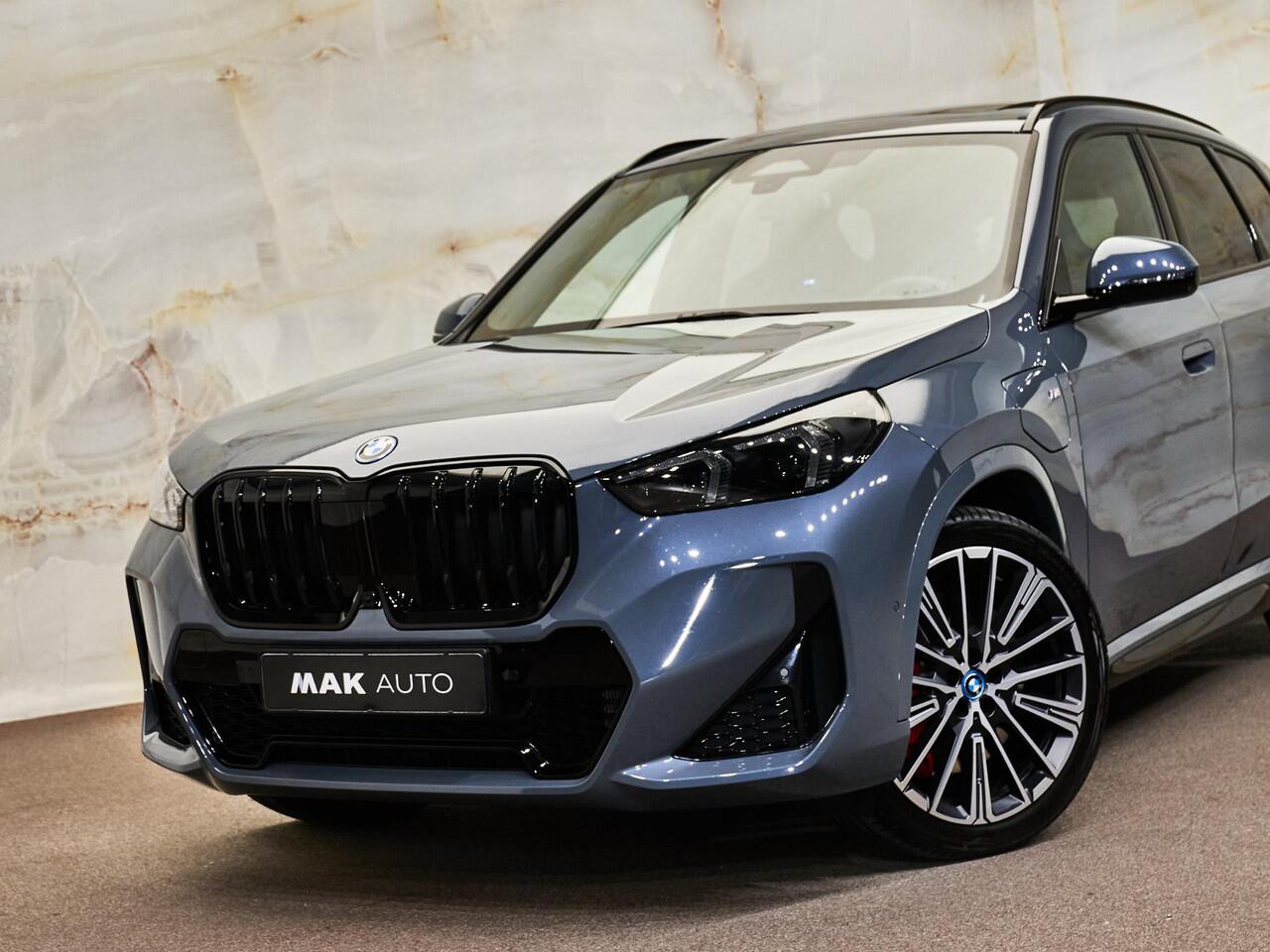 BMW X1 xDrive30e M Sport Pro, M stoelen, pano, tr.haak, H/K, 20", HUD, ACC, keyless, privacy