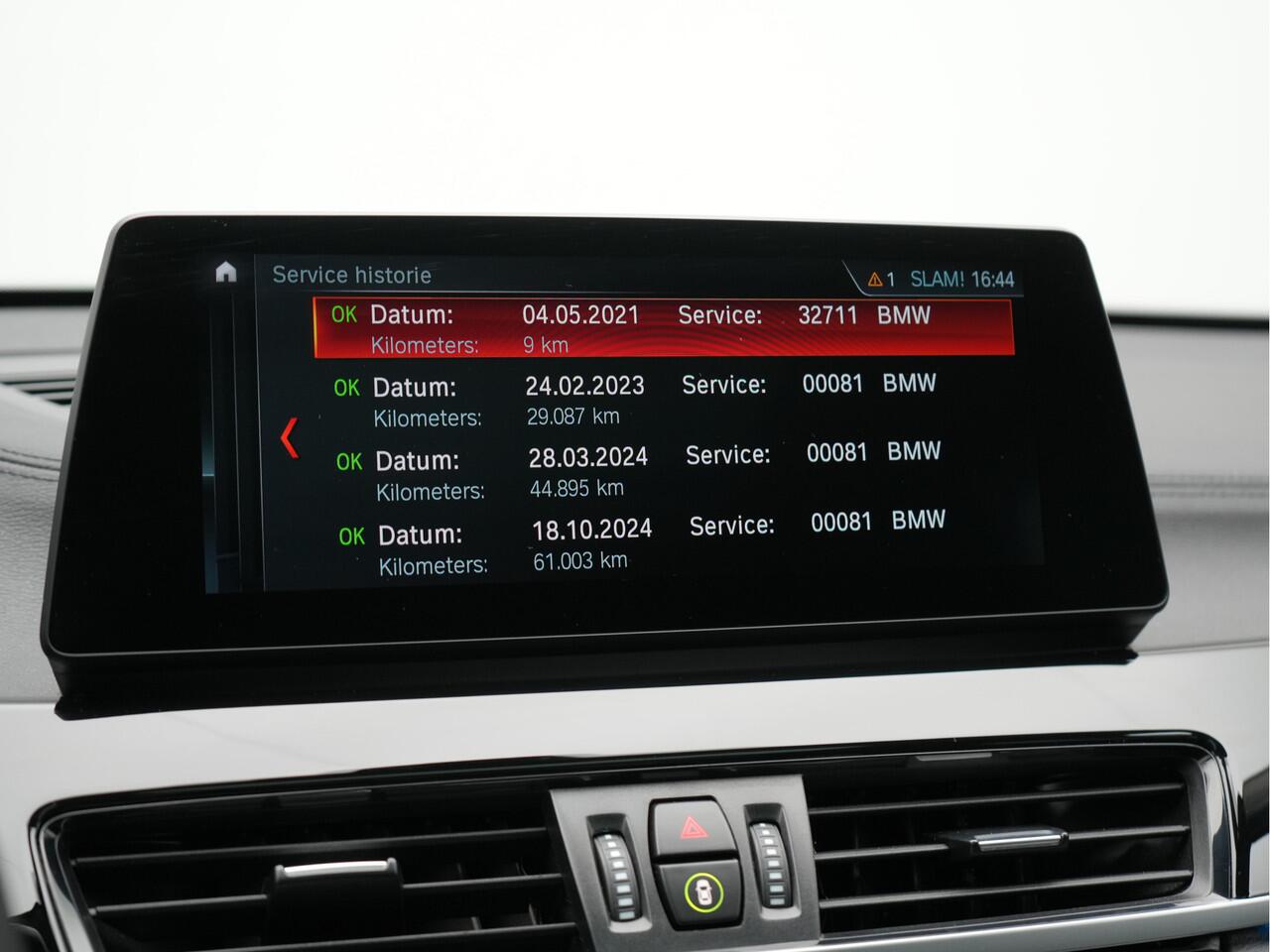 BMW X1 xDrive25e Sportline Plug In Hybrid 221pk Dealer O.H. PHEV | Trekhaak Afn. | Panodak | Head Up | Lederen Sportstoelen Verwarmd | LED Koplampen | Sfeerverlichting | Navigatie | Cruise Control | DAB |