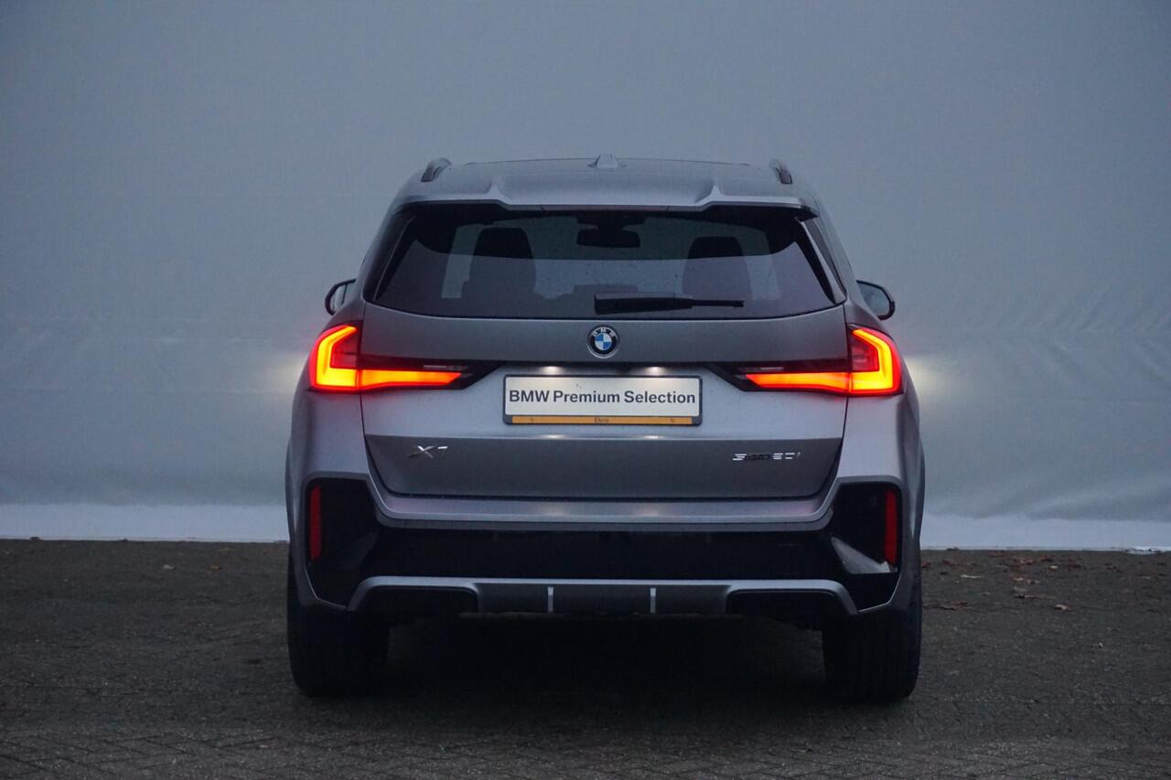 BMW X1 sDrive20i M Sportpakket Pro 19'' / Panoramadak / Elektrisch verstelbare stoelen / Harman Kardon / Trekhaak