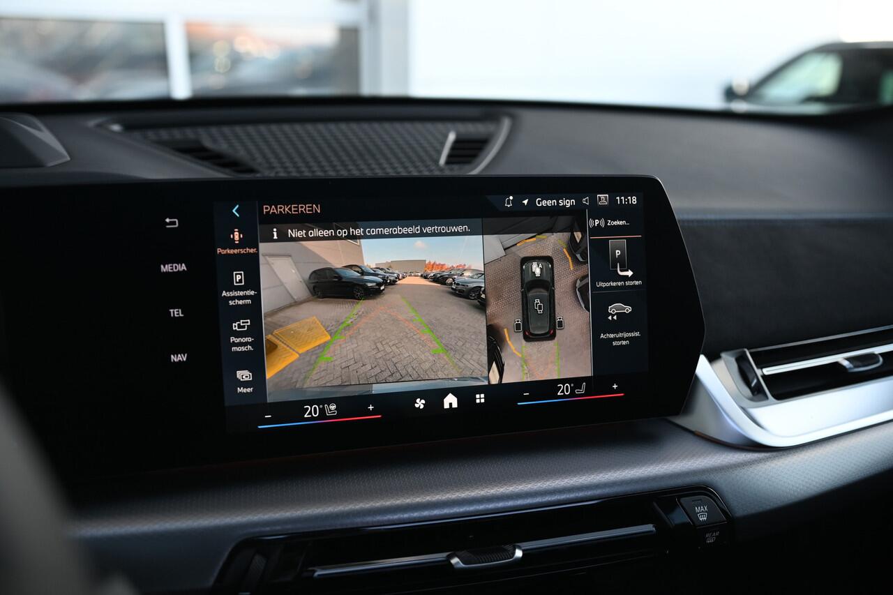 BMW X1 xDrive25e High Executive M Sport Automaat / Panoramadak / Trekhaak / Sportstoelen / M Adaptief onderstel / Adaptieve LED / Parking Assistant Plus / Head-Up / Harman Kardon