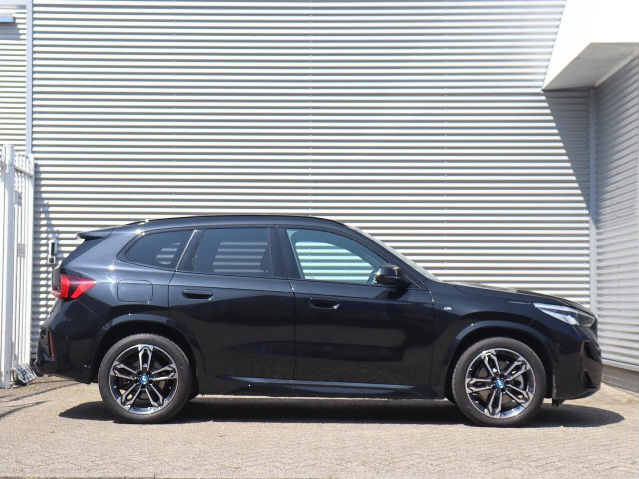 BMW X1 xDrive25e | M Sportpakket | Panodak | Getint Glas | Sportstoelen | Verwarmbare Voorstoelen | Camera | Climate Control | 19'' LMV