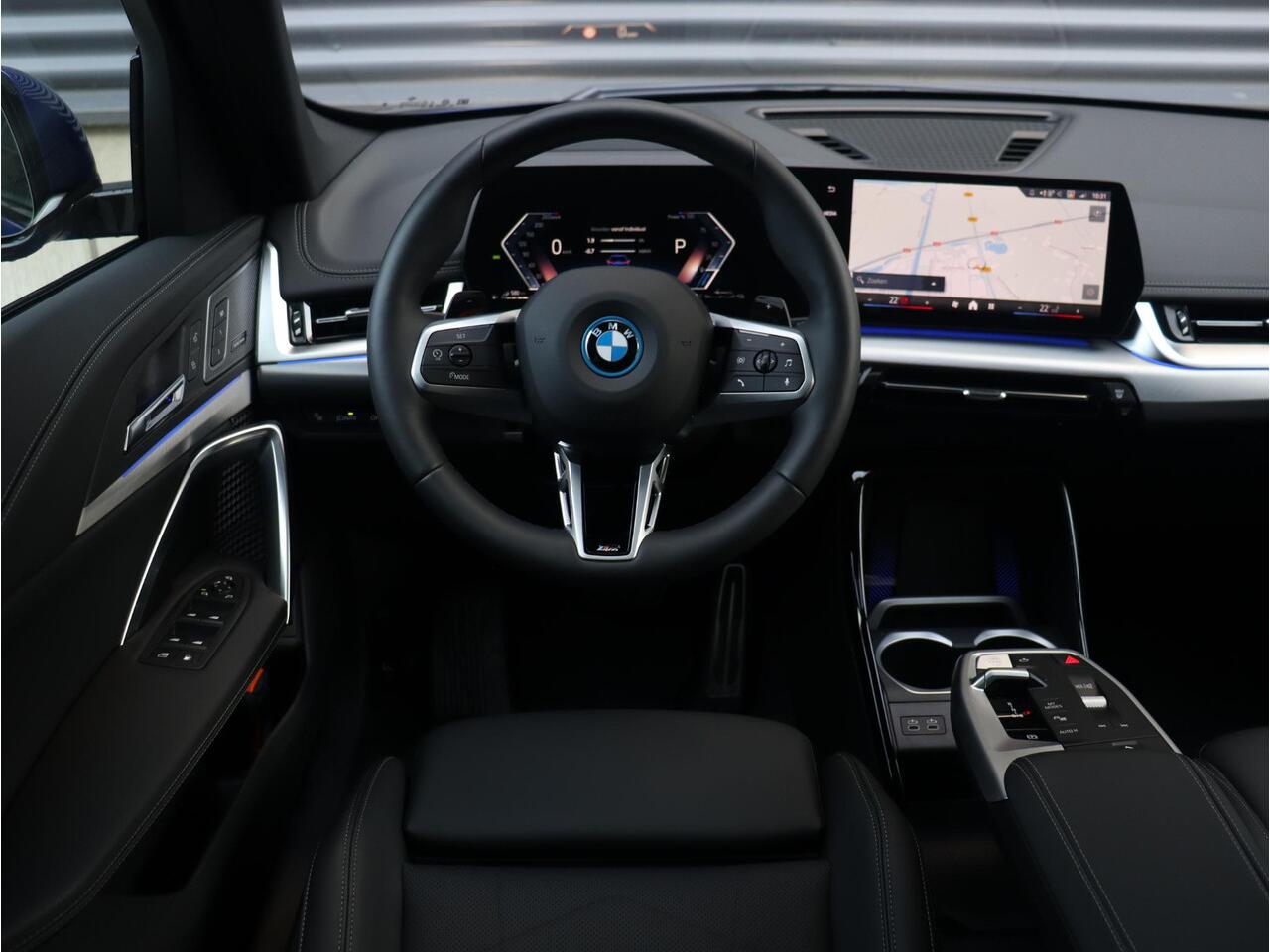 BMW X1 xDrive25e | M Sportpakket Pro | Individual Lak | Panodak | Head-Up | Trekhaak | Driving Assistant Plus | Elektr. Stoelen | Harman Kardon | Parking Assistant Plus | 19'' LMV