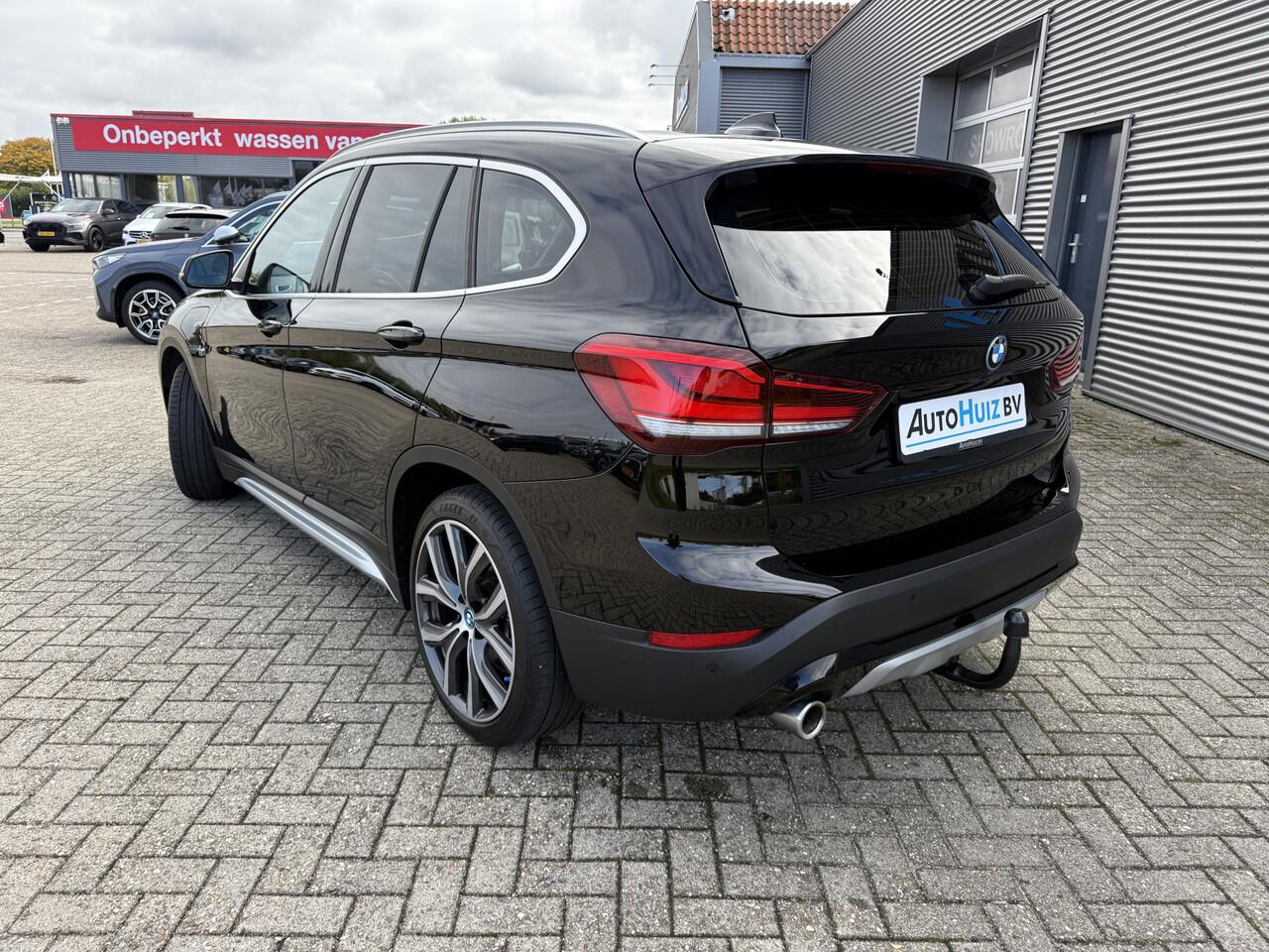 BMW X1 xDrive25e High Executive xLine Panoramadak Elek. Stoelverstelling Lederen Bekleding LED Trekhaak Keyless Entry Carplay Achteruitrijcamera 19 Inch Head-Up Display