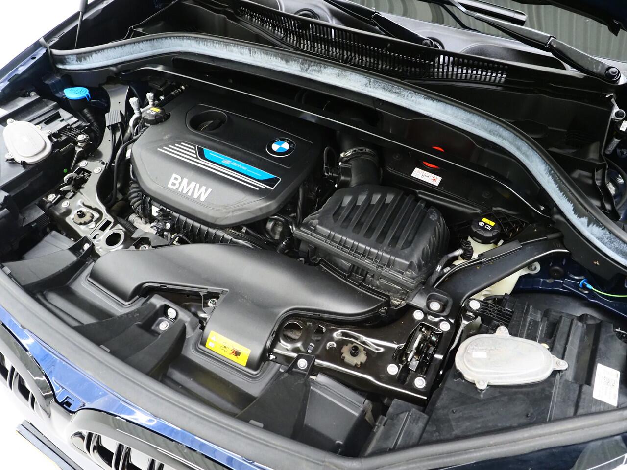 BMW X1 xDrive25e High Executive Shadow | Panoramadak | Head Up | Leder | Camera | Stoelverwarming | LED