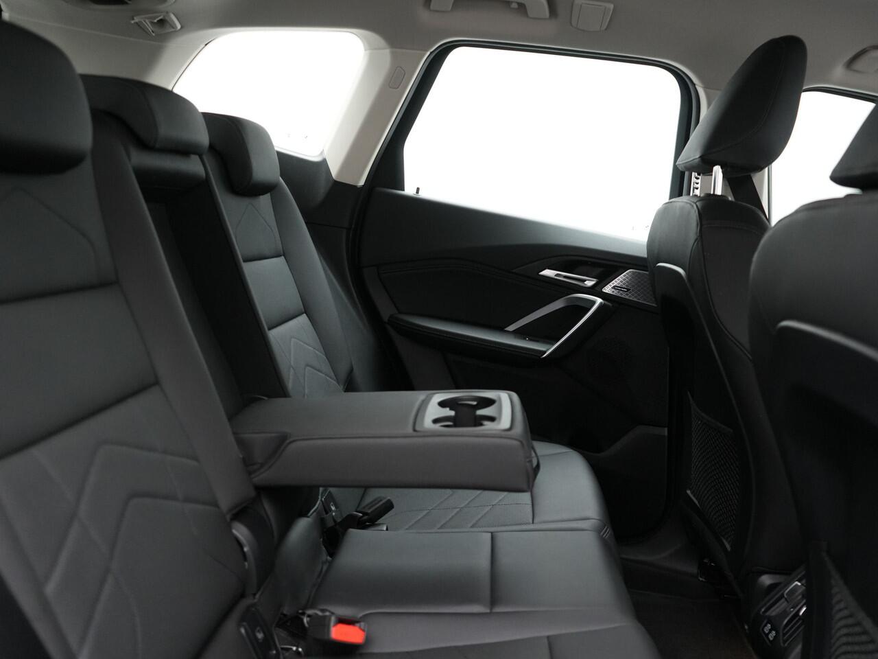 BMW X1 xDrive25e xLine Plug In Hybrid 221pk Dealer O.H PHEV | Trekhaak Af Fabriek | Head Up | 360 Camera | Adaptive Cruise | Harman Kardon | Lederen Sportstoelen Memory & Verwarmd | Navigatie | Apple Carplay | Virtual | Verwamd Stuur | DAB |