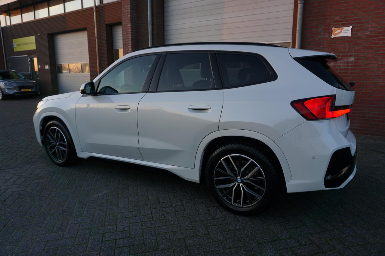 BMW X1 23I 204PK M-SPORT SUPER NETTE STAAT VOLLEDIG DEALER ONDERHOUDEN ELECTR.TREKHAAK 360CAMERA ZWARTE HEMEL VOL LEDER STOELVERWARMING CRUISE CLIMA KEYLESS ELECTR.KLEP LMV FULL LED ENZ...
