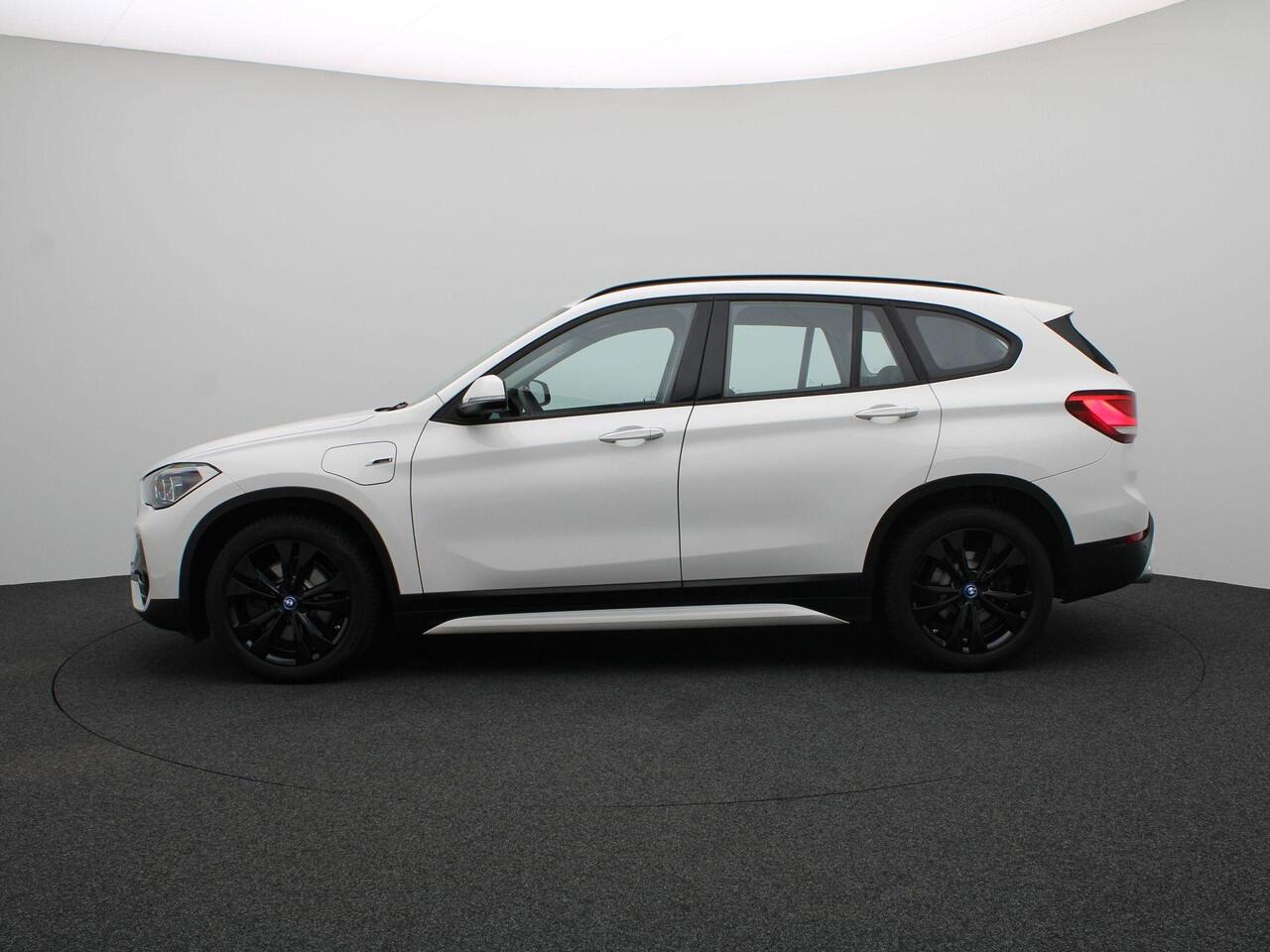 BMW X1 xDrive25e Sportline | Sportstoelen | Park Distance Control Achter | LED-koplampen | Navigatiesysteem | 18''