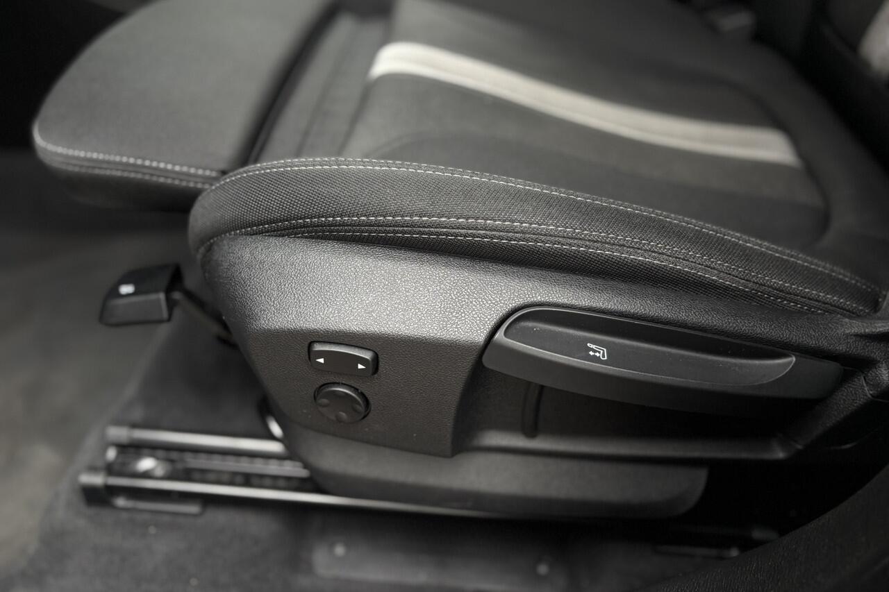 BMW X1 xDrive25e | Head-up | Camera | PDC V&A | Sportstoelen | Sportstuur | LED | DAB | 15x op voorraad !