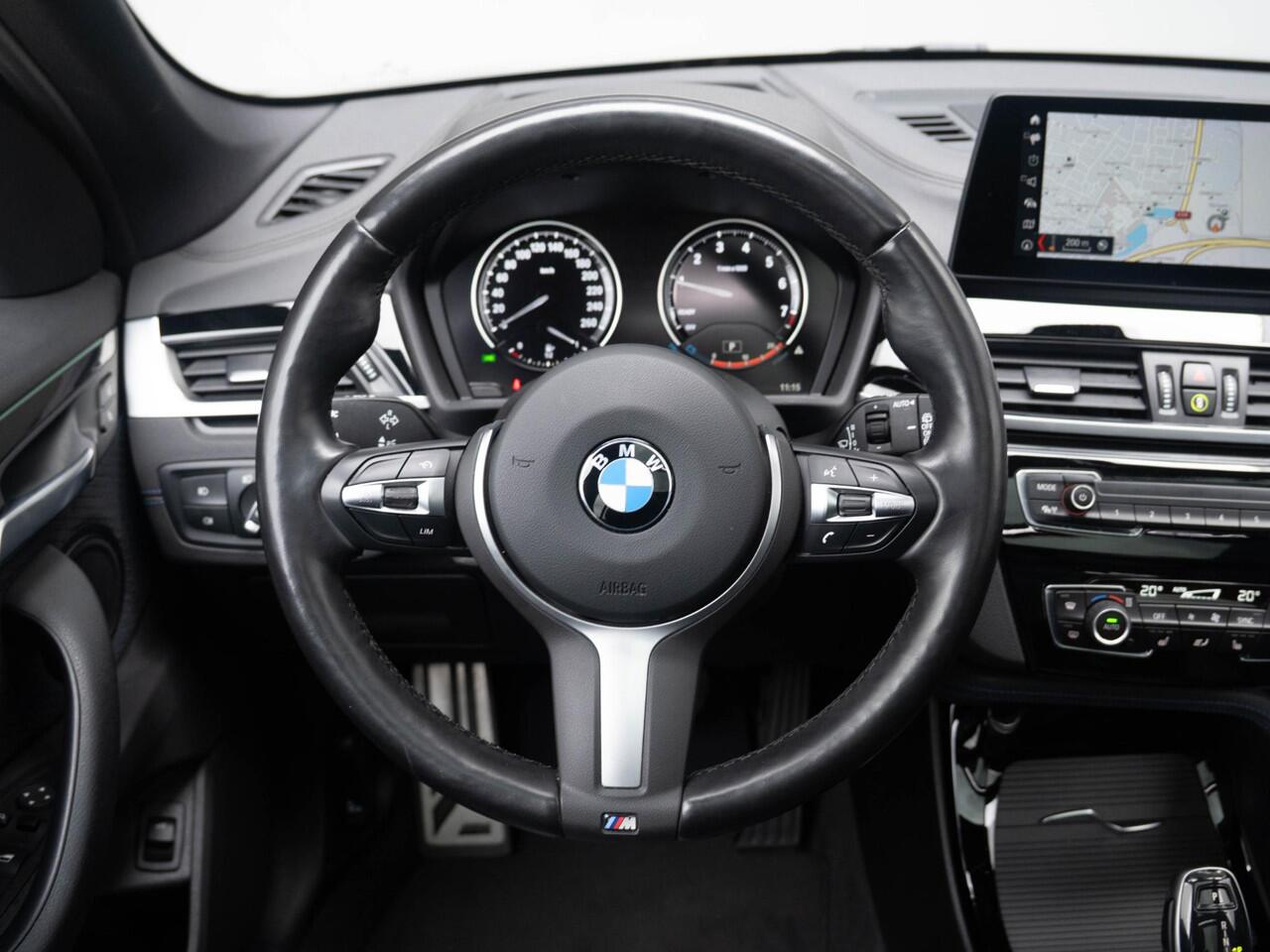 BMW X1 sDrive18i | M Sportpakket | Panoramadak | Elektrische Achterklep | Stoelverwarming | Head-Up Display | Cruise Control | 19''
