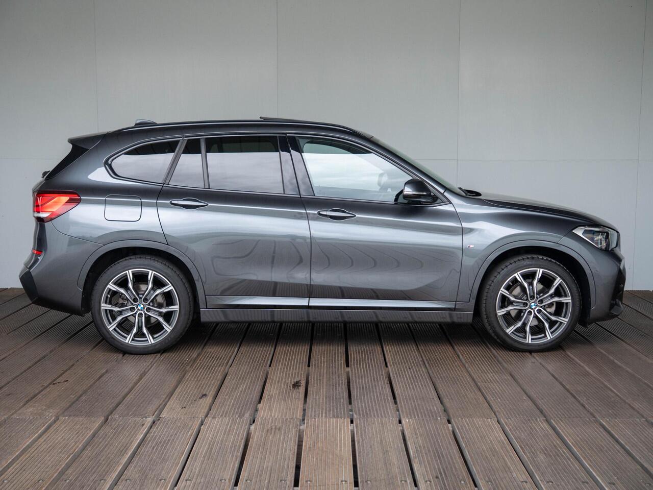 BMW X1 sDrive18i | M Sportpakket | Panoramadak | Elektrische Achterklep | Stoelverwarming | Head-Up Display | Cruise Control | 19''