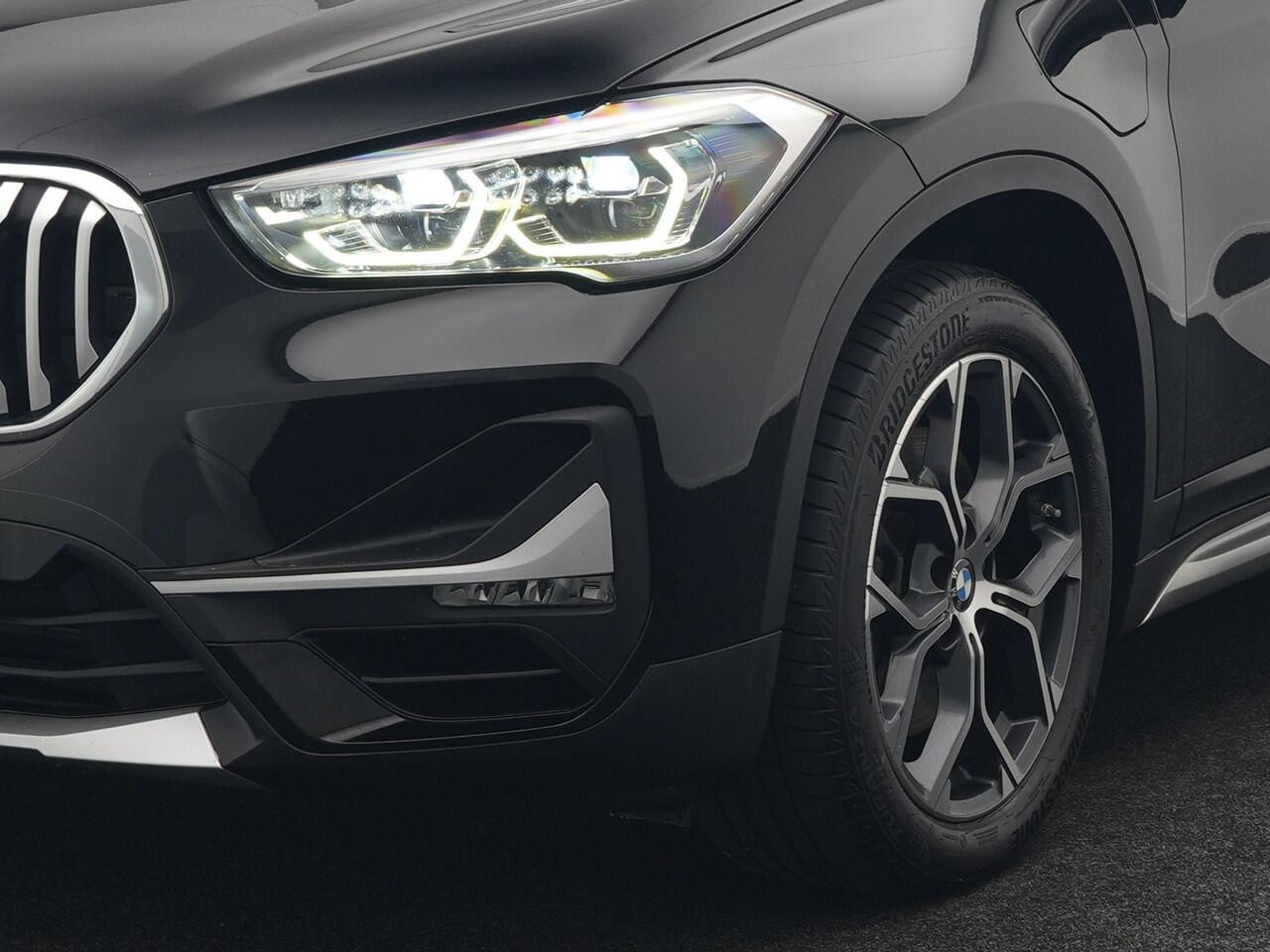 BMW X1 xDrive25e Sportline Plug In Hybrid 221pk Dealer O.H. PHEV | Trekhaak Afn. | Panodak | Head Up | Lederen Sportstoelen Verwarmd | LED Koplampen | Sfeerverlichting | Navigatie | Cruise Control | DAB |