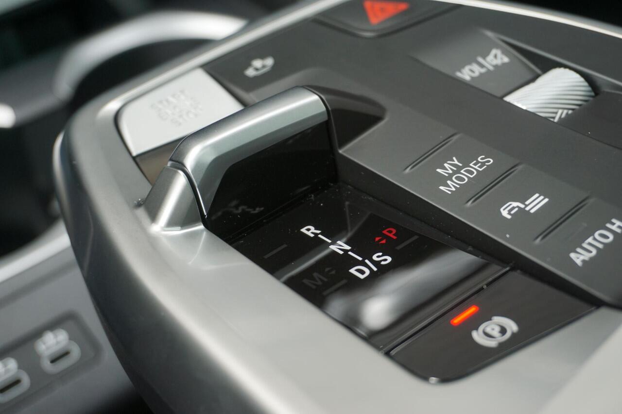 BMW X1 xDrive25e M Sportpakket | Comfort Pack | Trekhaak met elektrisch wegklapbare kogel | Glazen panoramadak | Harman-Kardon sound system