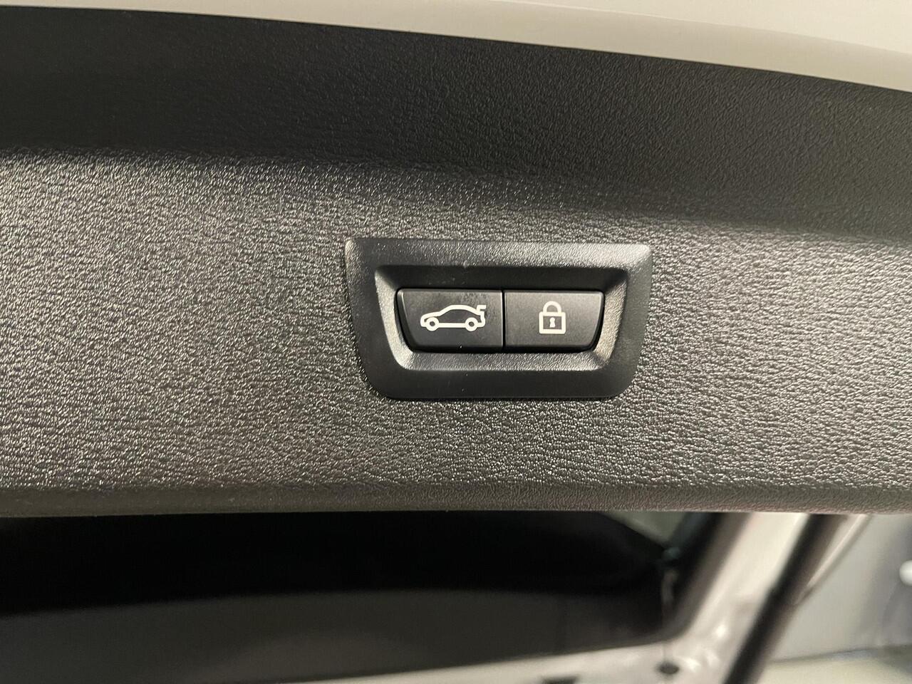 BMW X1 xDrive25e High Executive M Sport 18"/Panoramadak/Head-up/Adaptieve cruise/Sportstoelen/Stoelverwarming/Camera/LED/Keyless/PDC v+a