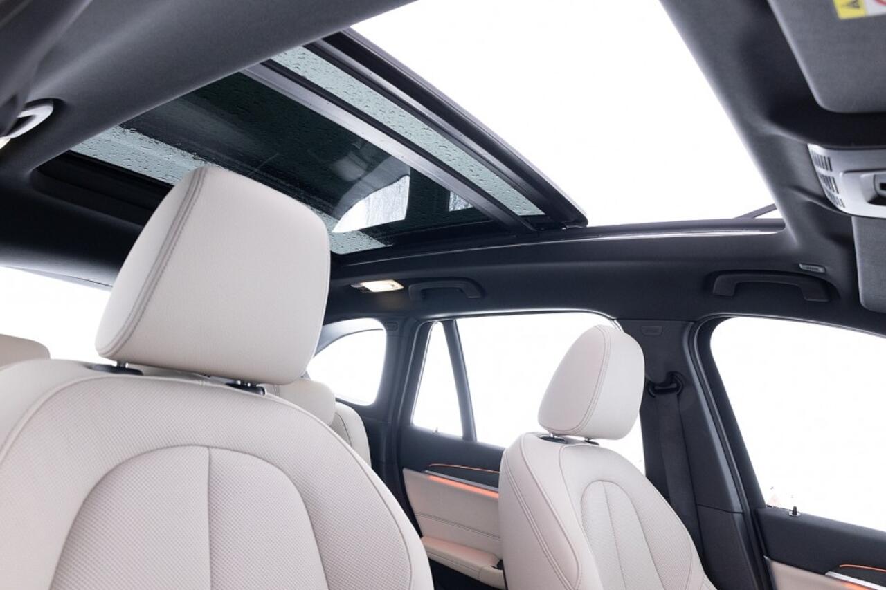 BMW X1 sDrive20i Business Edition Plus | PANORAMADAK | LEDER