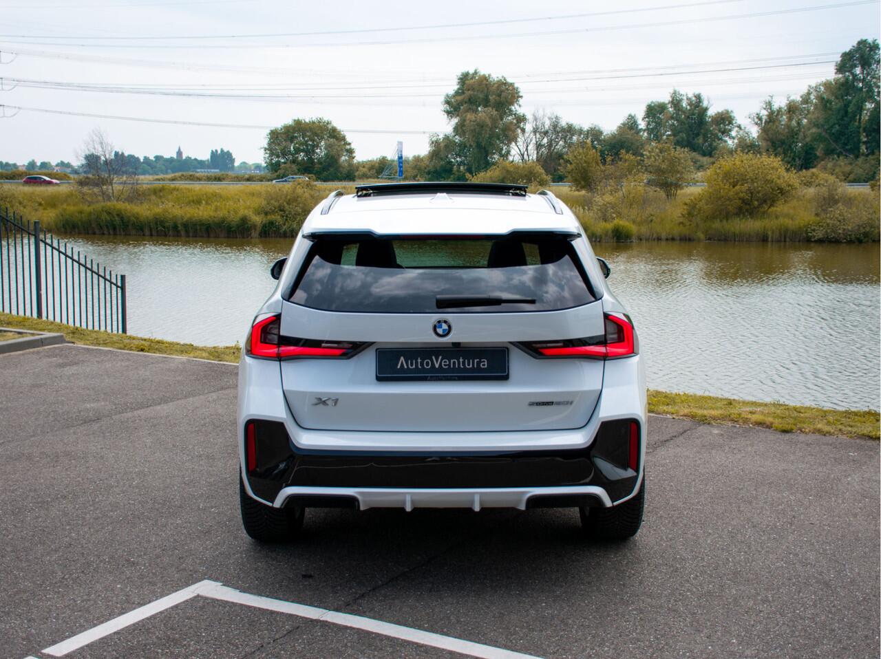 BMW X1 sDrive20i Steptronic M-Sport | Trekhaak | Elektrische stoelen | Adap. LED | Harman Kardon | Schuif-kantel Pano | 360 Camera