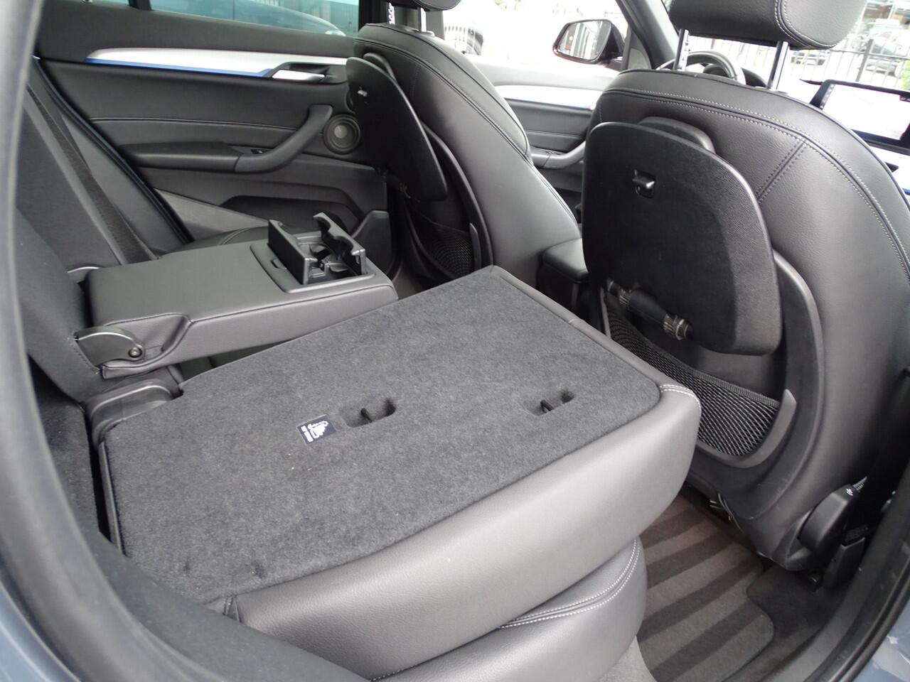 BMW X1 xDrive25e M Sportpakket Pano.dak Head-Up Display Harman-Kardon LED Camera Navi-Plus Apple Carplay Park.Ass. Driv.Ass. 19''LM Velgen