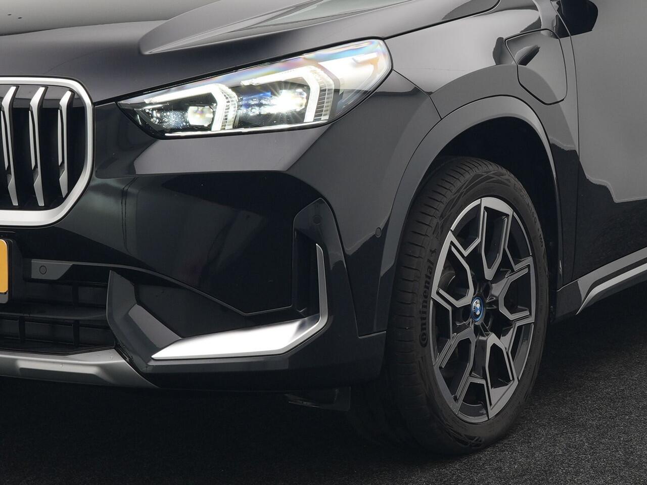 BMW X1 xDrive25e xLine Plug In Hybrid 221pk Dealer O.H PHEV | Trekhaak Af Fabriek | Head Up | 360 Camera | Adaptive Cruise | Harman Kardon | Lederen Sportstoelen Memory & Verwarmd | Navigatie | Apple Carplay | Virtual | Verwamd Stuur | DAB |