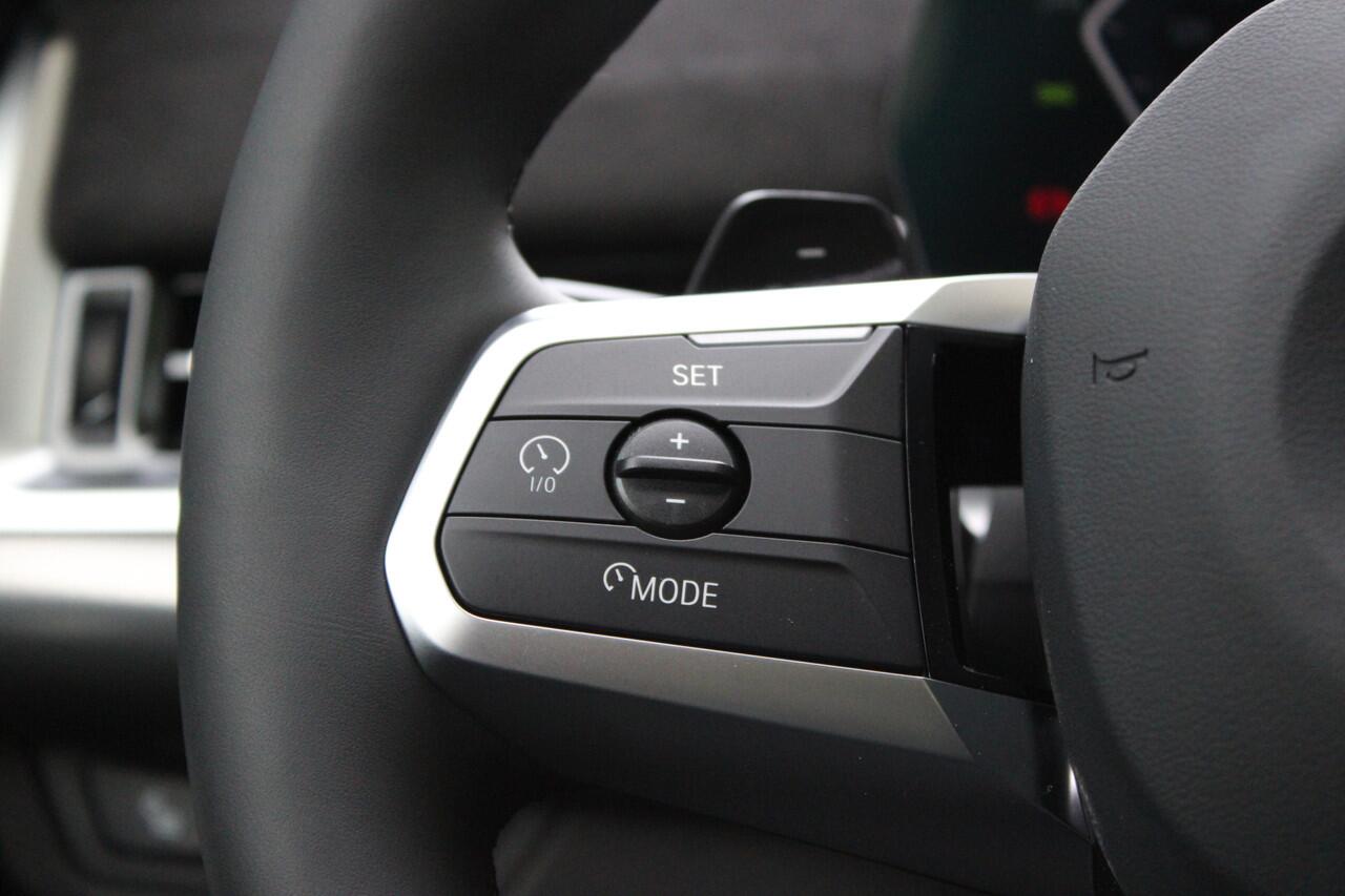 BMW X1 xDrive25e M Sport Automaat / Panoramadak / Trekhaak / Sportstoelen / Achteruitrijcamera / Comfort Access / Adaptieve LED / M Adaptief onderstel / Stuurverwarming