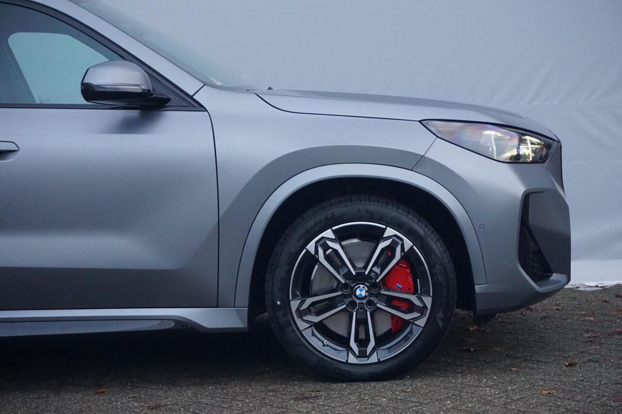 BMW X1 sDrive20i M Sportpakket Pro 19'' / Panoramadak / Elektrisch verstelbare stoelen / Harman Kardon / Trekhaak