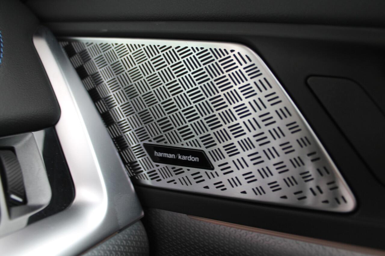 BMW X1 sDrive20i High Executive M Sport Automaat / Panoramadak / Trekhaak / Sportstoelen / Comfort Access / M Adaptief onderstel / Adaptieve LED / Parking Assistant Plus / Head-Up / Harman-Kardon