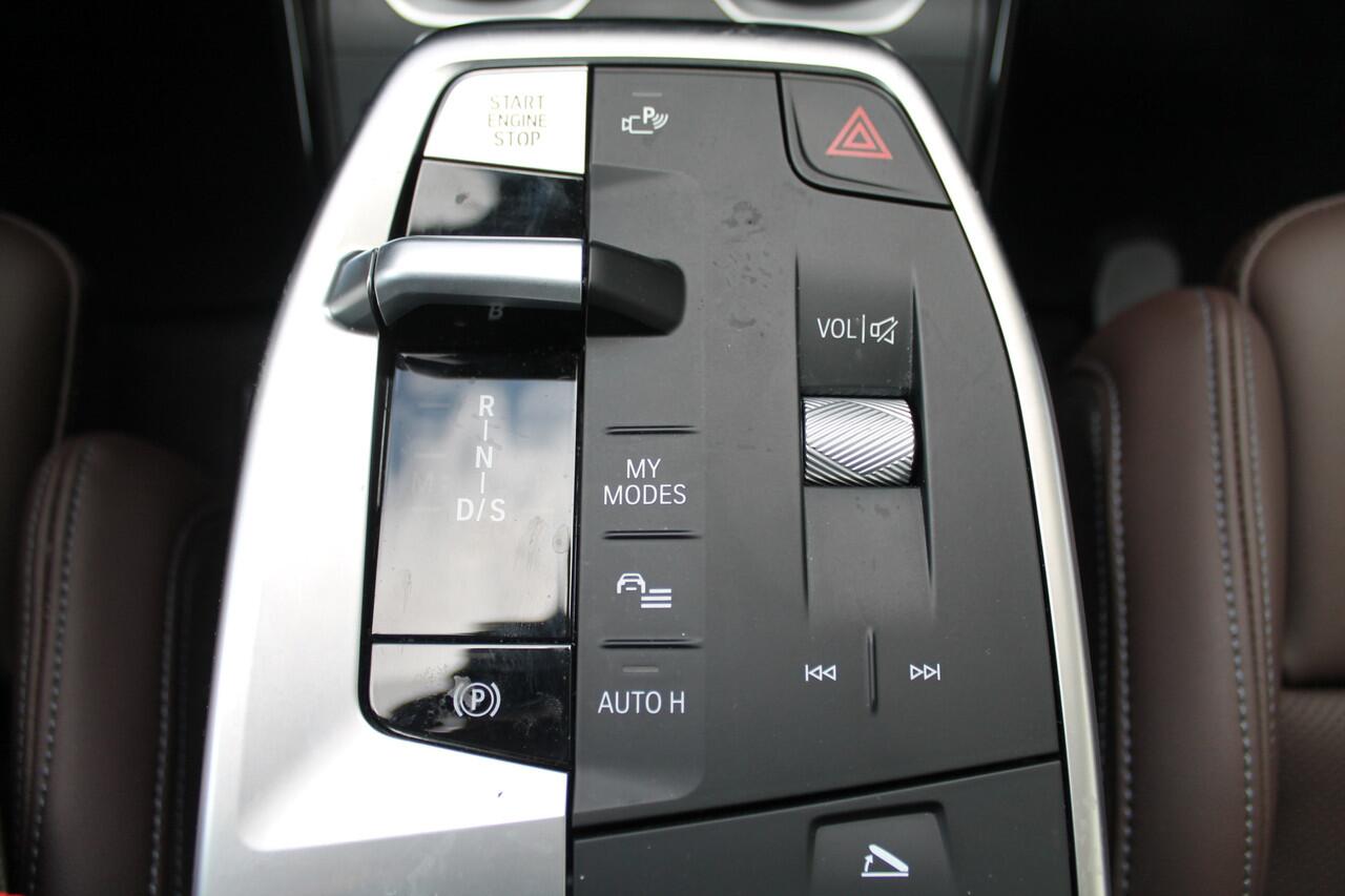 BMW X1 sDrive18i M Sport Automaat / Trekhaak / Sportstoelen / Adaptieve LED / M Adaptief onderstel / Comfort Access / Memory Seats / Stuurverwarming