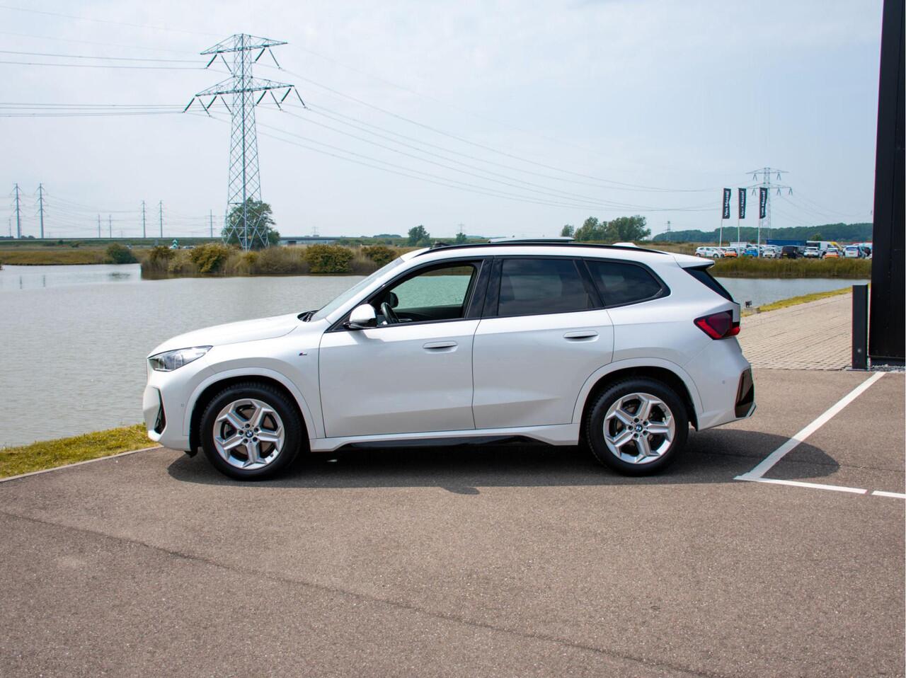 BMW X1 sDrive20i Steptronic M-Sport | Trekhaak Elektrisch | Elektrische stoelen | Adap. LED | Harman Kardon | Schuif-kantel Pano | 360° Camera |