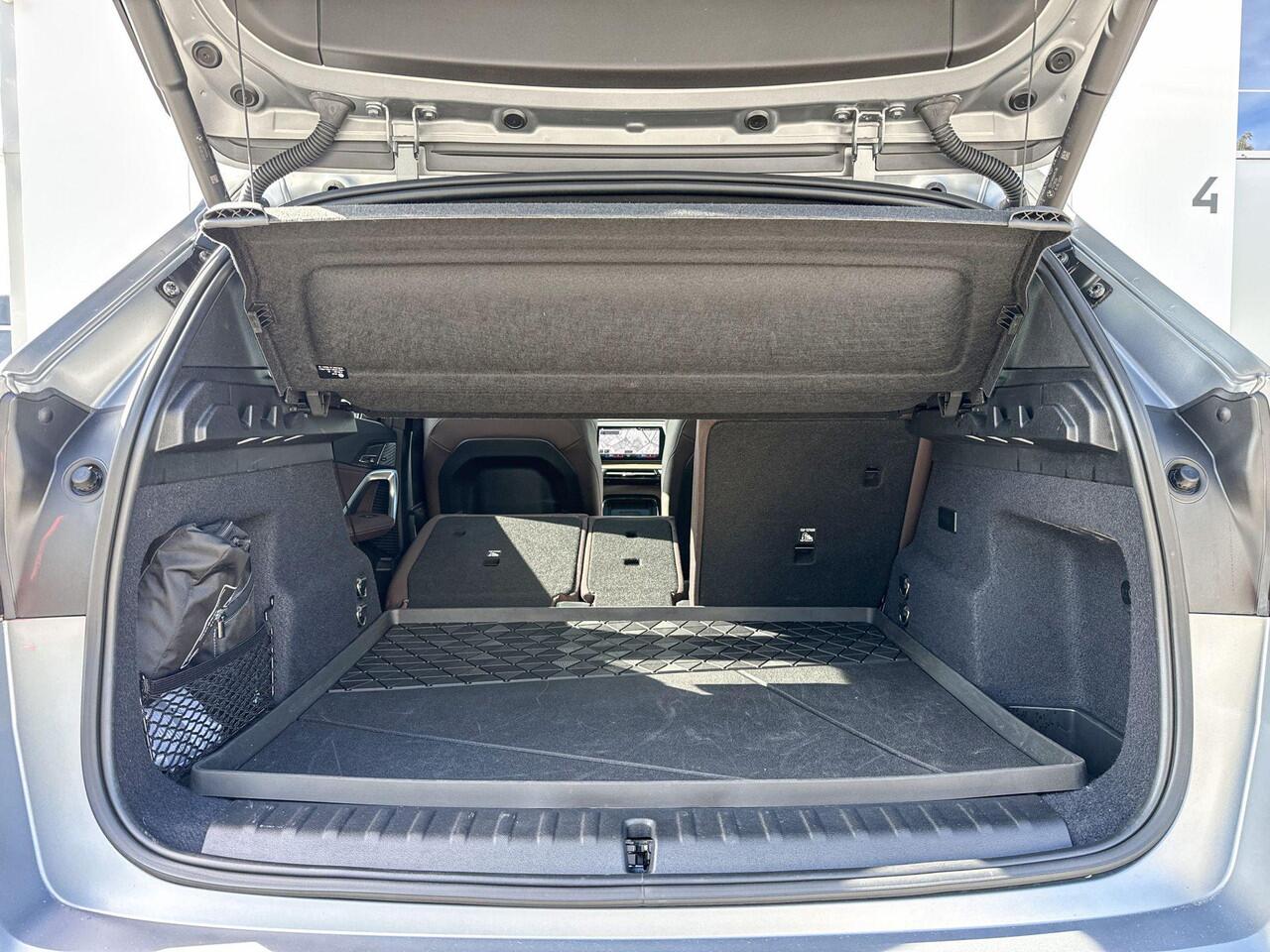 BMW X1 xDrive30e M-Sport Harman Kardon / Glazen Schuifdak / Head-Up / Parking Assistant Plus / Stoel & Stuurwielrandverwarming / Trekhaak Zwenkbaar / Adaptieve LED koplampen / Getinte Ramen / 19 Inch