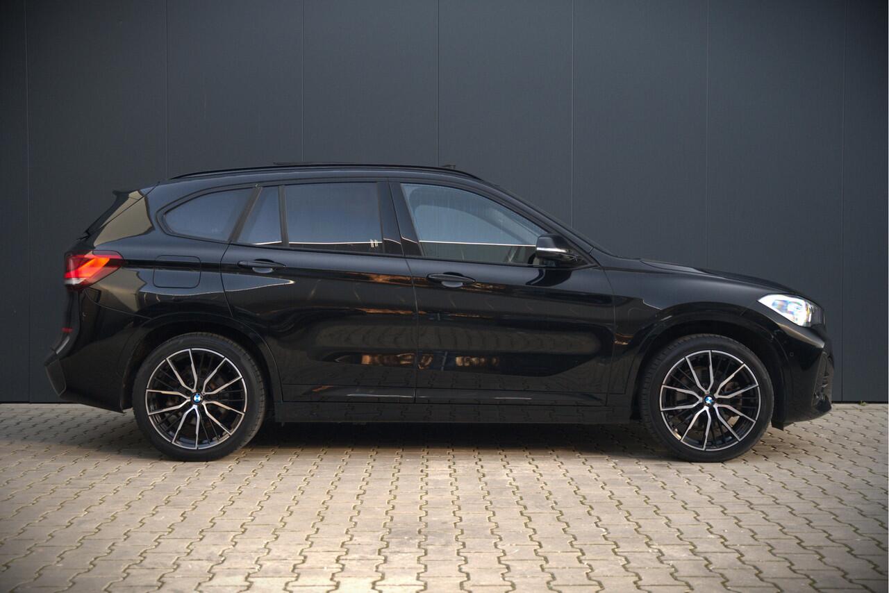 BMW X1 xDrive25e eDrive Edition M Sport | Panoramadak | Leer | Head-Up Display | Camera | Shadowline | Keyless | Cruise Control | Navigatie Prof. | Stoelverwarming | Elek. Achterklep | Ambiance Verlichting