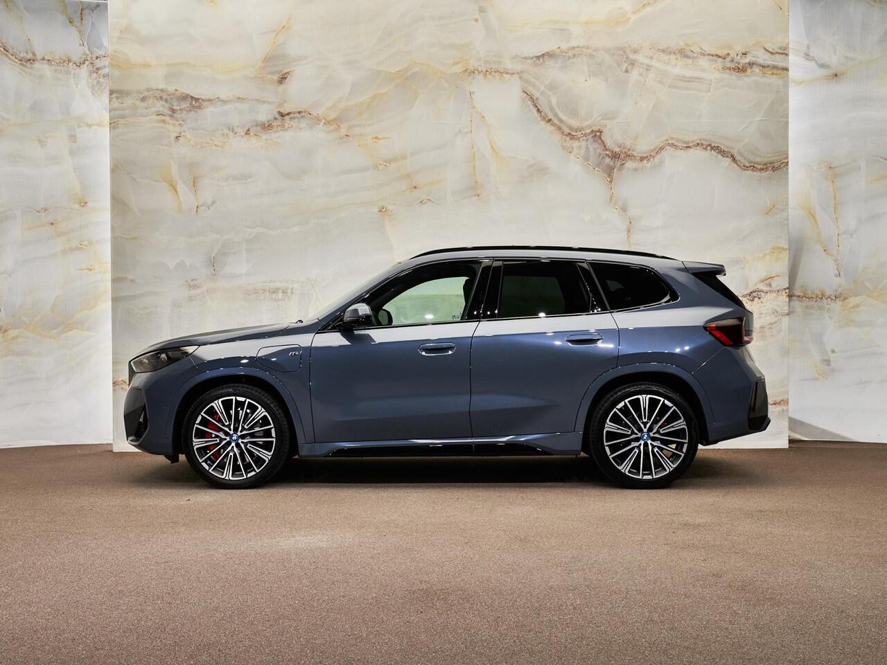 BMW X1 xDrive30e M Sport Pro, M stoelen, pano, tr.haak, H/K, 20", HUD, ACC, keyless, privacy