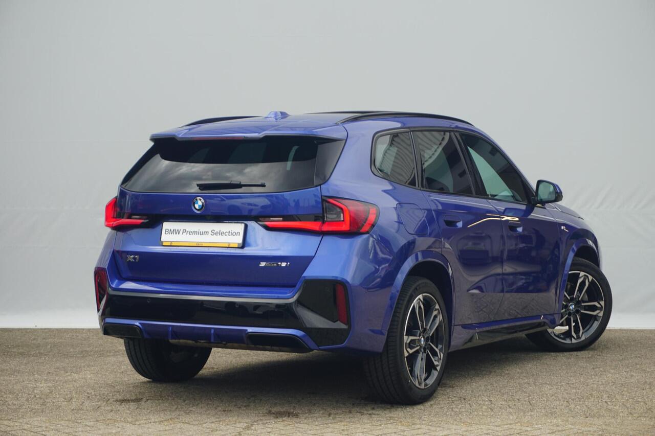 BMW X1 sDrive18i M Sportpakket 19'' / Panoramadak / Trekhaak / Driving Assistant Professional / Head-Up Display