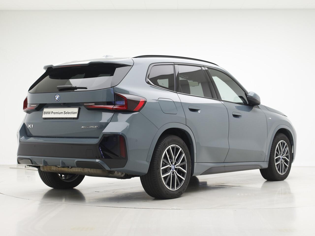 BMW X1 xDrive25e | M-Sport | Panorama | Trekhaak | Voorbereiding Driving Assistant Plus | Privacy Glass | Camera | Stoelverwarming |