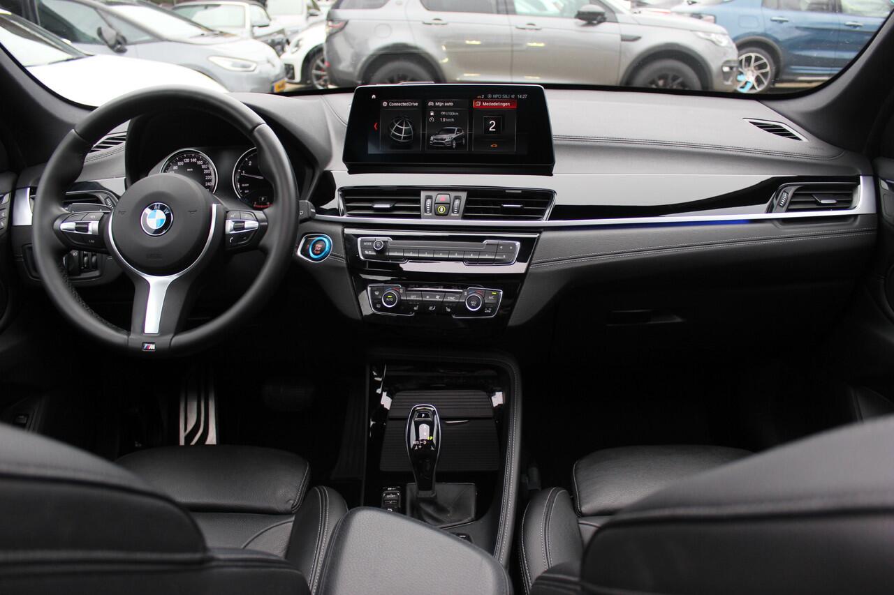 BMW X1 sDrive20i High Executive Ed. M Sport / Trekhaak / Panoramadak / Camera / Head-up / 19'' / Memory seats / Leder / Stuurverwarming / Navigatie / DAB / Stoelverwarming / Cruise Control