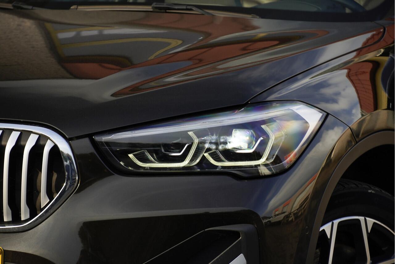 BMW X1 sDrive20i 192PK! Automaat VDL Nedcar Edition Executive BJ2020 Lmv 18" | Led | Pdc | Navi | Sideskirts | Head-Up display | Elek. achterklep | Climate control | Cruise control | Lederen bekleding | Verwarmde voorstoelen | Zwarte hemel | Getint glas