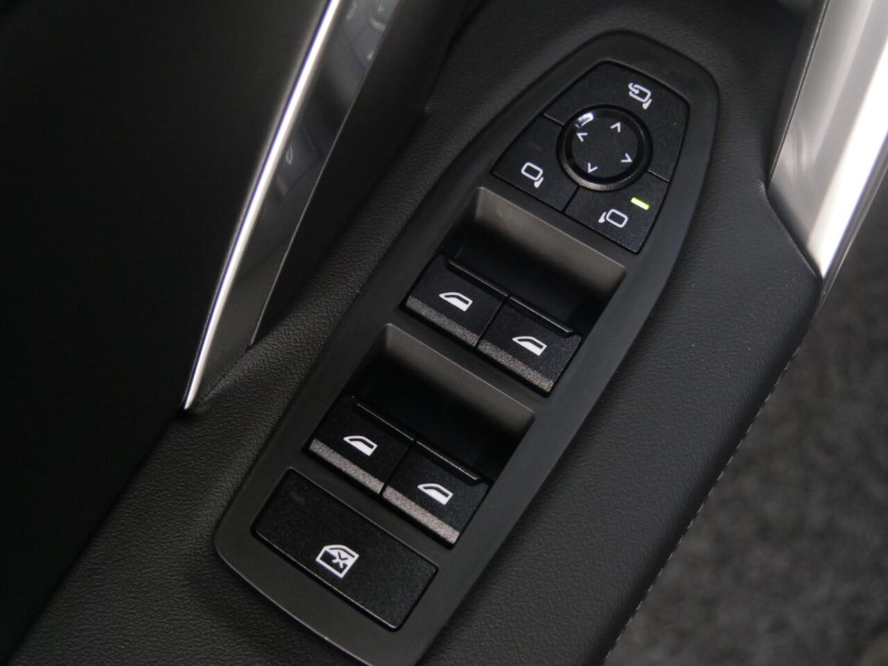 BMW X1 sDrive18i High Executive M Sport Automaat / Panoramadak / Trekhaak / Sportstoelen / Comfort Access / Stoelverwarming / Adaptieve LED / Parking Assistant Plus / Head-Up / Harman-Kardon