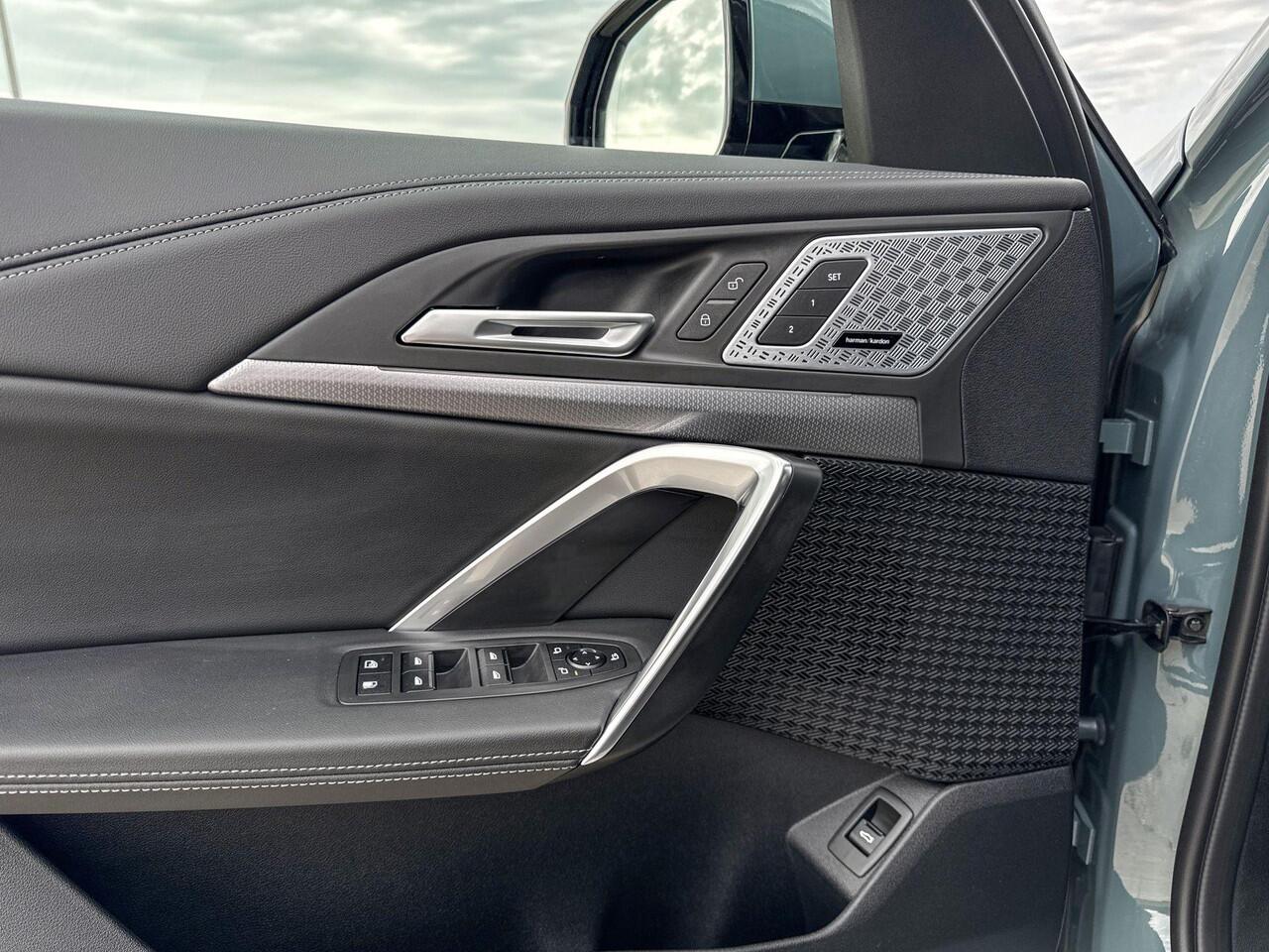 BMW X1 xDrive25e | M Sport | Glazen Panoramadak | Stoelverwarming | Head-up Display |